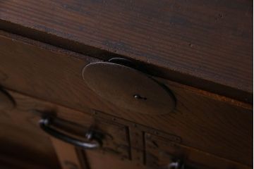 アンティーク家具　丸金具付き　和製アンティーク　前面欅材製の帳場箪笥