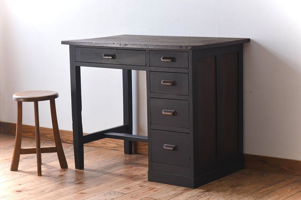 アンティーク家具　天板ナラ材　アンティーク 古い木製の艶消しブラックペイント片袖机