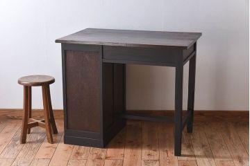 アンティーク家具　天板ナラ材　アンティーク 古い木製の艶消しブラックペイント片袖机