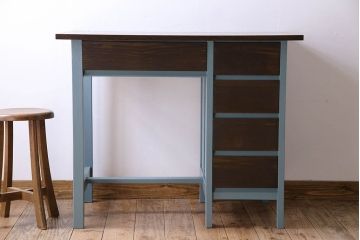 アンティーク家具　天板ナラ材　アンティーク 古い木製のくすんだ水色ペイント片袖机