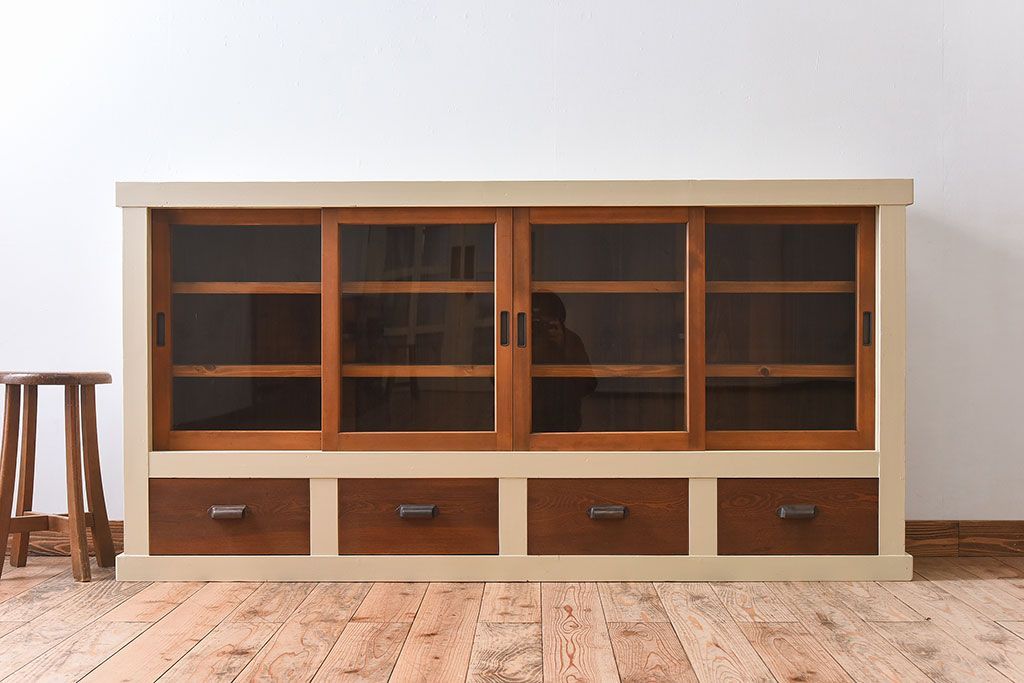 アンティーク家具　アンティークペイント　4枚引き戸　ガラス戸のおしゃれなローボード