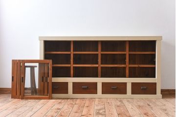 アンティーク家具　アンティークペイント　4枚引き戸　ガラス戸のおしゃれなローボード