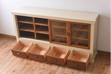 アンティーク家具　アンティークペイント　4枚引き戸　ガラス戸のおしゃれなローボード