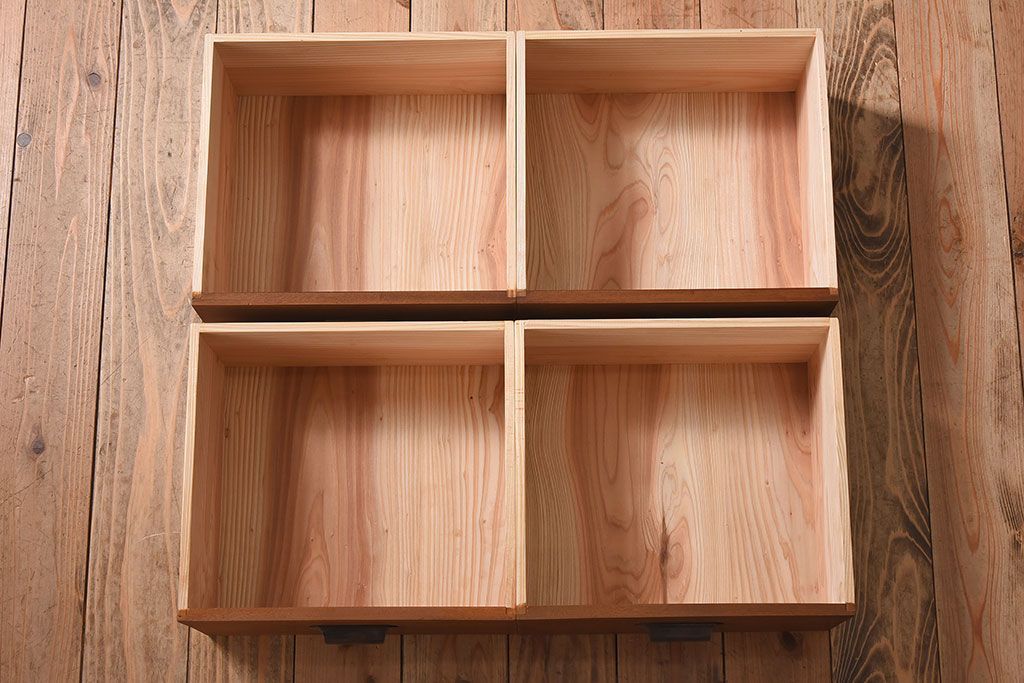 アンティーク家具　アンティークペイント　4枚引き戸　ガラス戸のおしゃれなローボード