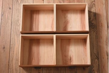 アンティーク家具　アンティークペイント　4枚引き戸　ガラス戸のおしゃれなローボード