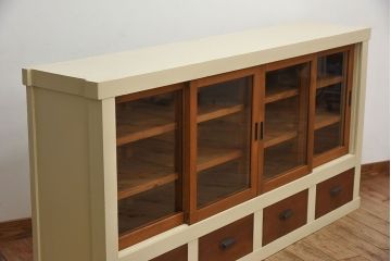 アンティーク家具　アンティークペイント　4枚引き戸　ガラス戸のおしゃれなローボード