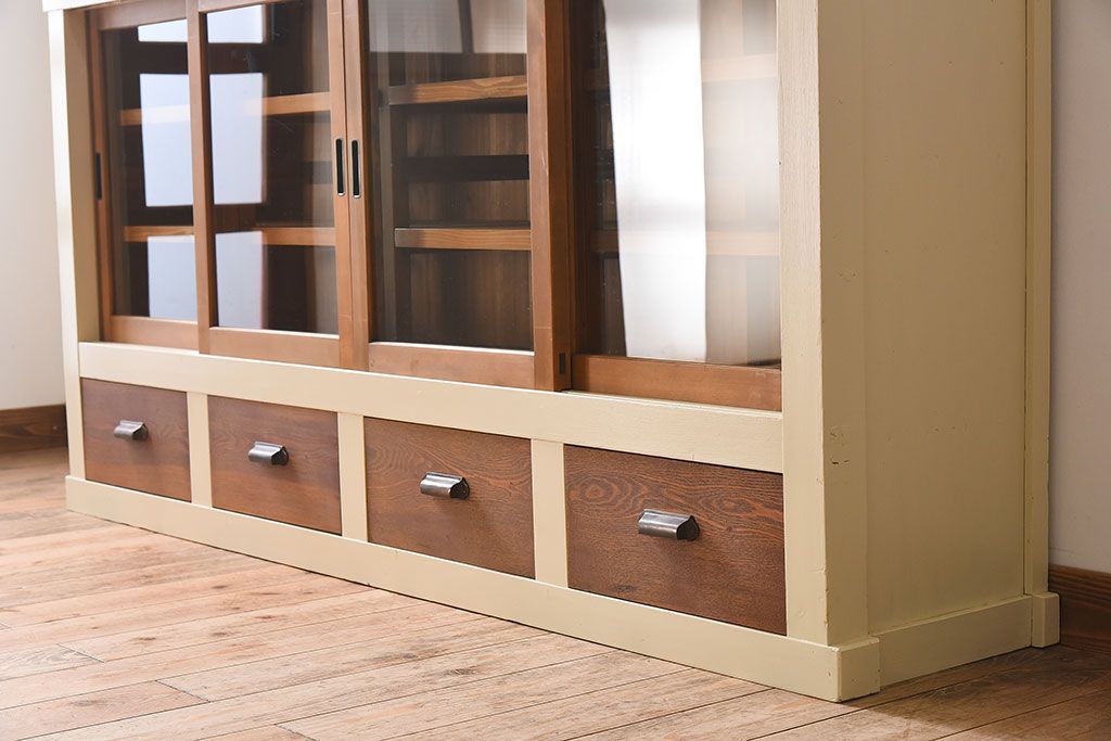 アンティーク家具　アンティークペイント　4枚引き戸　ガラス戸のおしゃれなローボード