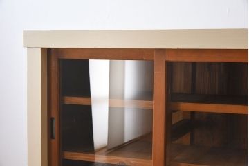 アンティーク家具　アンティークペイント　4枚引き戸　ガラス戸のおしゃれなローボード