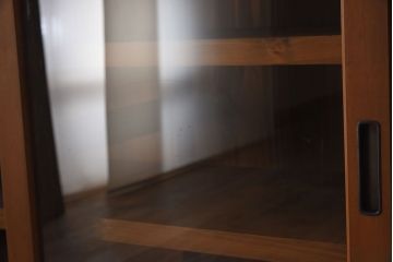 アンティーク家具　アンティークペイント　4枚引き戸　ガラス戸のおしゃれなローボード