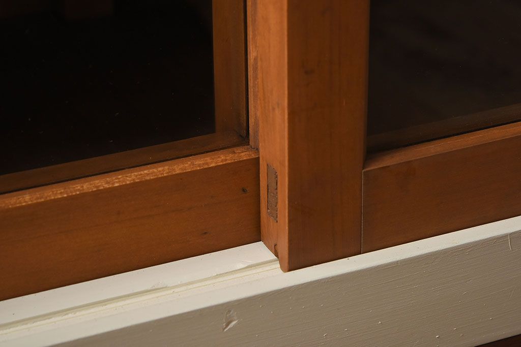 アンティーク家具　アンティークペイント　4枚引き戸　ガラス戸のおしゃれなローボード