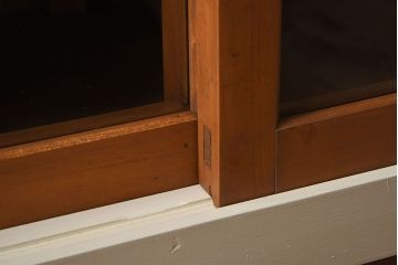 アンティーク家具　アンティークペイント　4枚引き戸　ガラス戸のおしゃれなローボード