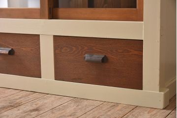 アンティーク家具　アンティークペイント　4枚引き戸　ガラス戸のおしゃれなローボード