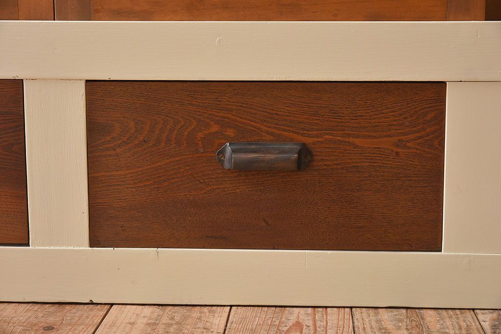 アンティーク家具　アンティークペイント　4枚引き戸　ガラス戸のおしゃれなローボード