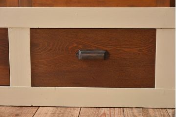 アンティーク家具　アンティークペイント　4枚引き戸　ガラス戸のおしゃれなローボード