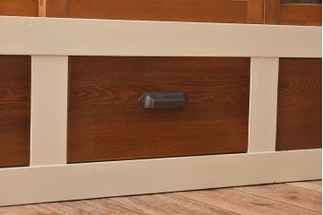 アンティーク家具　アンティークペイント　4枚引き戸　ガラス戸のおしゃれなローボード