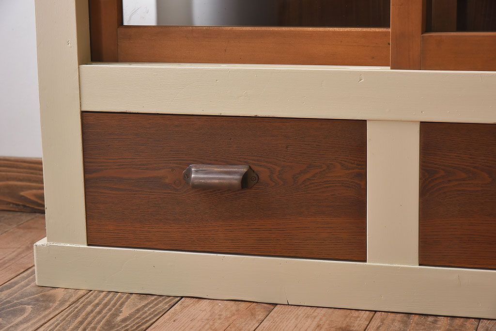 アンティーク家具　アンティークペイント　4枚引き戸　ガラス戸のおしゃれなローボード