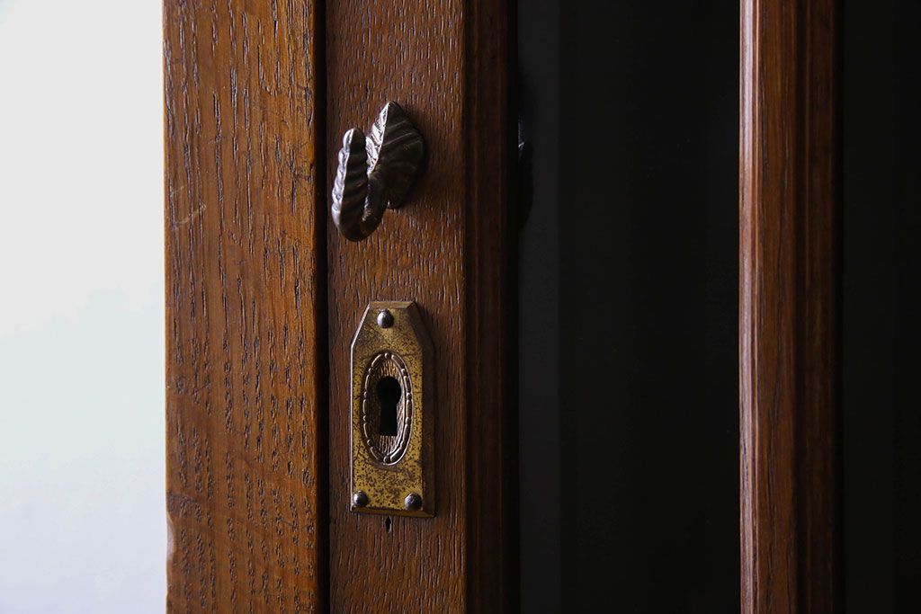 アンティーク家具　オーク材　英国アンティーク　縦型キャビネット(1)