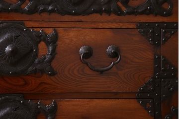 アンティーク家具　上手物　共縁　明治期　かくし付き!前面欅材のアンティーク仙台箪笥(衣装箪笥)