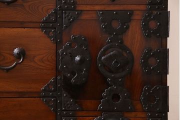 アンティーク家具　上手物　共縁　明治期　かくし付き!前面欅材のアンティーク仙台箪笥(衣装箪笥)
