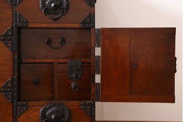 アンティーク家具　上手物　共縁　明治期　かくし付き!前面欅材のアンティーク仙台箪笥(衣装箪笥)