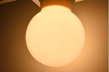 昭和レトロ　シンプルな白いガラスの丸い天井照明