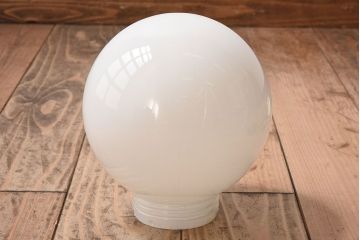 昭和レトロ　シンプルな白いガラスの丸い天井照明