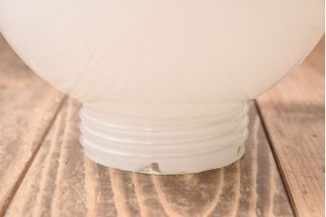 昭和レトロ　シンプルな白いガラスの丸い天井照明
