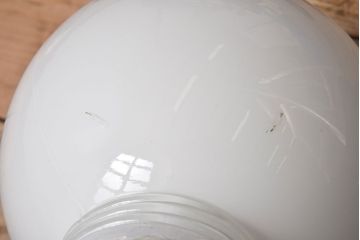 昭和レトロ　シンプルな白いガラスの丸い天井照明