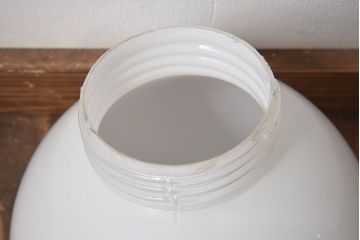 昭和レトロ　シンプルな白いガラスの丸い天井照明