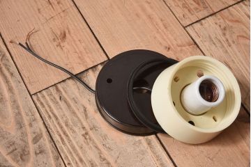 昭和レトロ　シンプルな白いガラスの丸い天井照明