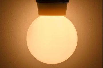 昭和レトロ　シンプルな白いガラスの丸い天井照明