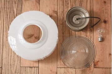 プレスガラスがきれいな特大サイズのアンティーク天井照明