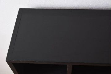 レトロ家具　縦型　艶消しブラックペイント　シンプルでレトロな脚付きマス目棚(収納棚、飾り棚)