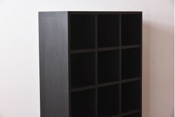 レトロ家具　縦型　艶消しブラックペイント　シンプルでレトロな脚付きマス目棚(収納棚、飾り棚)
