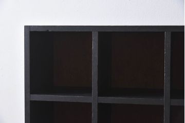 レトロ家具　縦型　艶消しブラックペイント　シンプルでレトロな脚付きマス目棚(収納棚、飾り棚)