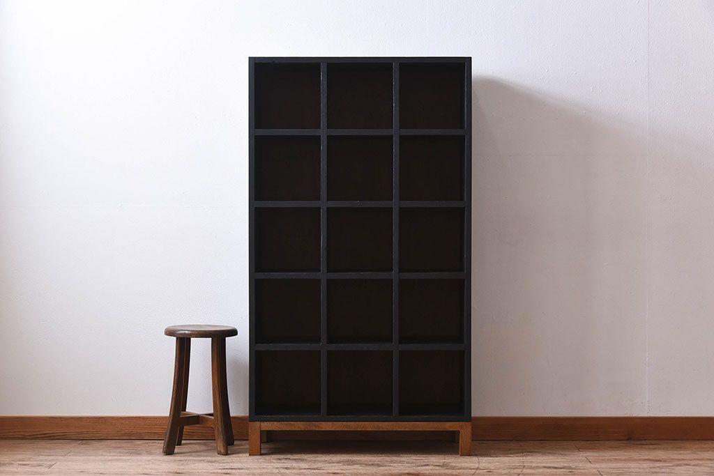 レトロ家具　縦型　艶消しブラックペイント　シンプルでレトロな脚付きマス目棚(収納棚、飾り棚)