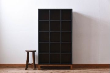 レトロ家具　縦型　艶消しブラックペイント　シンプルでレトロな脚付きマス目棚(収納棚、飾り棚)