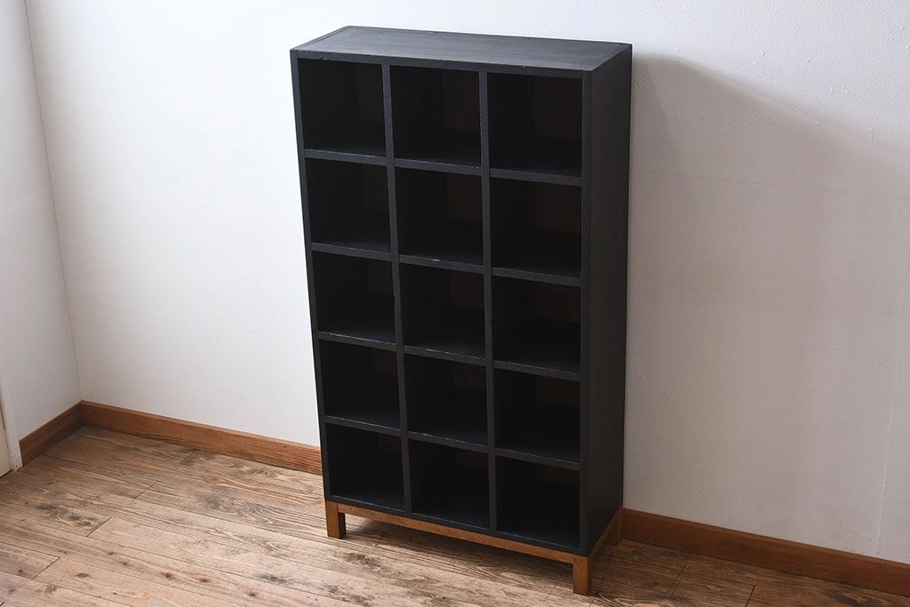 レトロ家具　縦型　艶消しブラックペイント　シンプルでレトロな脚付きマス目棚(収納棚、飾り棚)