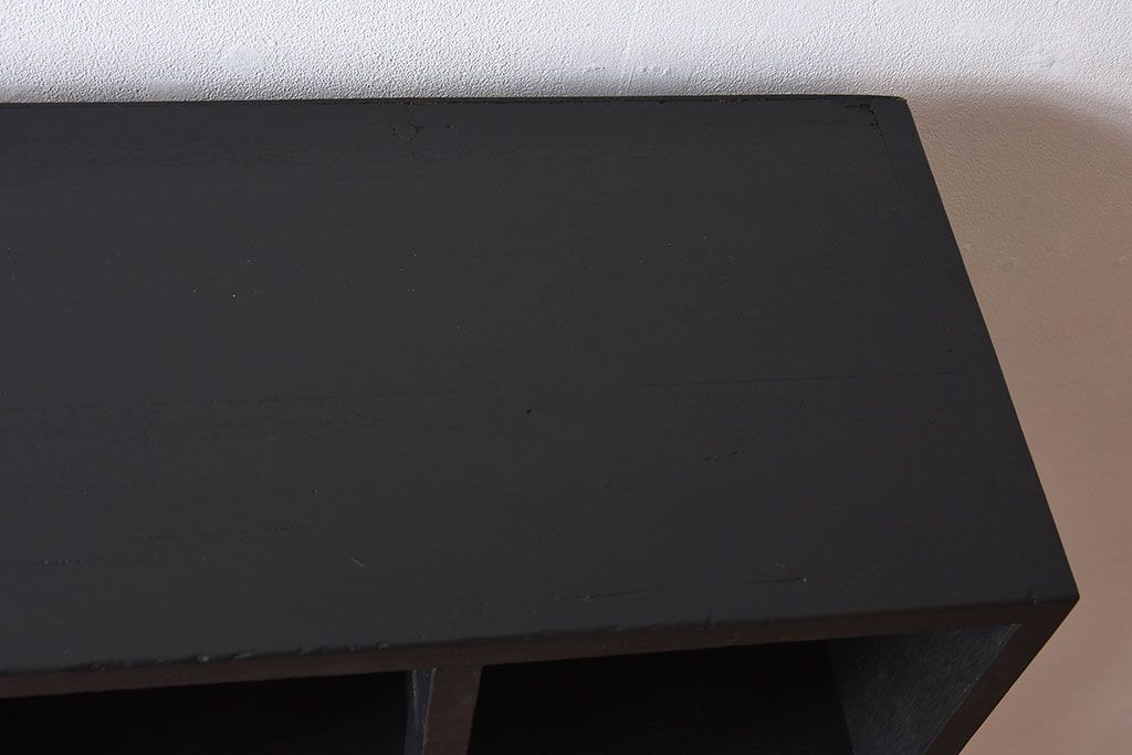 レトロ家具　縦型　艶消しブラックペイント　シンプルでレトロな脚付きマス目棚(収納棚、飾り棚)