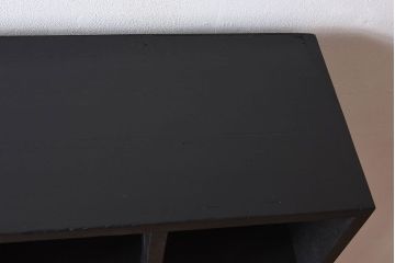 レトロ家具　縦型　艶消しブラックペイント　シンプルでレトロな脚付きマス目棚(収納棚、飾り棚)