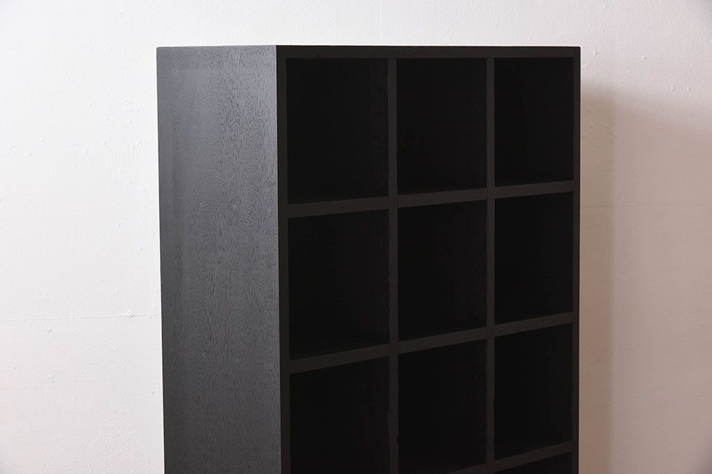 レトロ家具　縦型　艶消しブラックペイント　シンプルでレトロな脚付きマス目棚(収納棚、飾り棚)