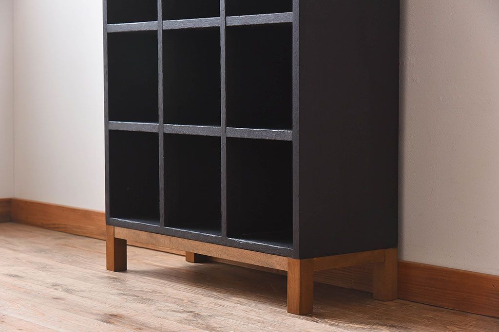 レトロ家具　縦型　艶消しブラックペイント　シンプルでレトロな脚付きマス目棚(収納棚、飾り棚)