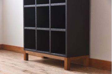 レトロ家具　縦型　艶消しブラックペイント　シンプルでレトロな脚付きマス目棚(収納棚、飾り棚)