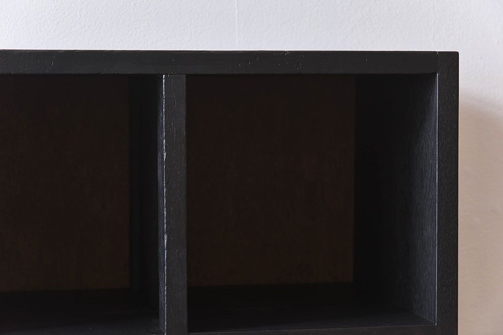 レトロ家具　縦型　艶消しブラックペイント　シンプルでレトロな脚付きマス目棚(収納棚、飾り棚)