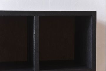 レトロ家具　縦型　艶消しブラックペイント　シンプルでレトロな脚付きマス目棚(収納棚、飾り棚)