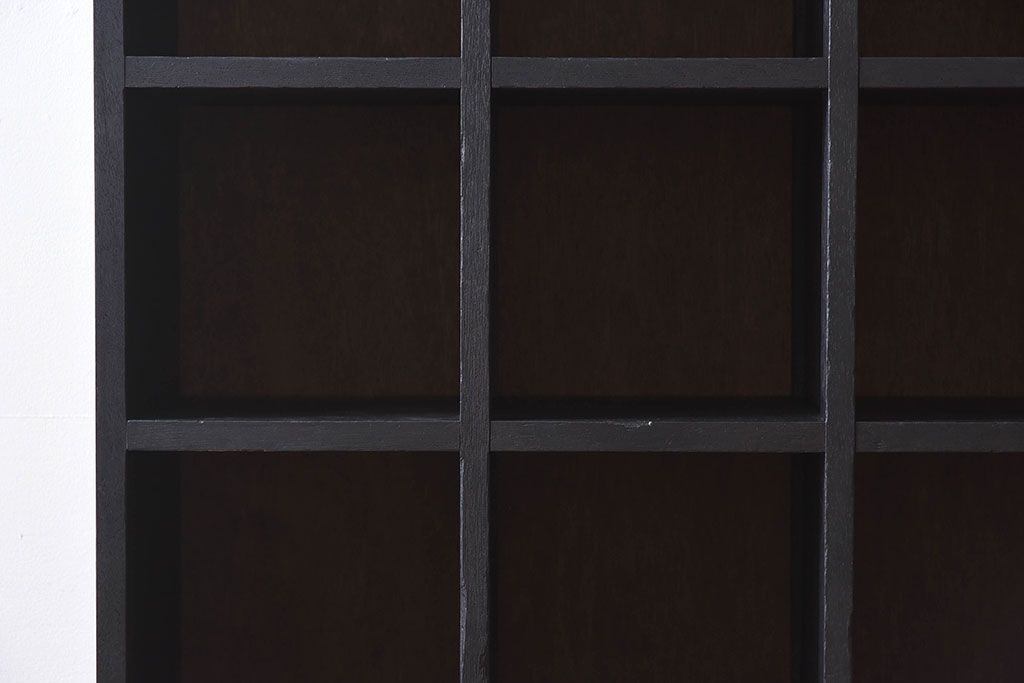 レトロ家具　縦型　艶消しブラックペイント　シンプルでレトロな脚付きマス目棚(収納棚、飾り棚)