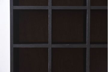 レトロ家具　縦型　艶消しブラックペイント　シンプルでレトロな脚付きマス目棚(収納棚、飾り棚)