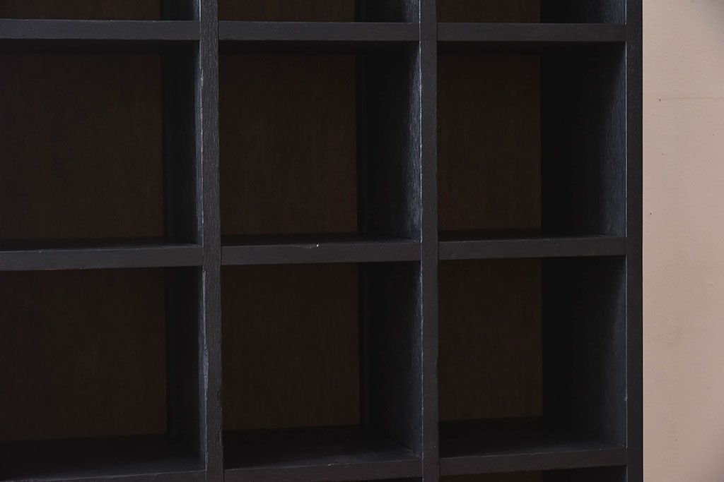 レトロ家具　縦型　艶消しブラックペイント　シンプルでレトロな脚付きマス目棚(収納棚、飾り棚)