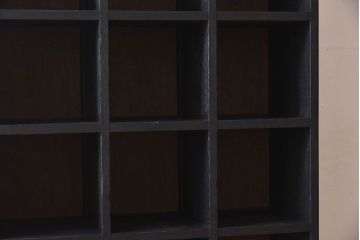 レトロ家具　縦型　艶消しブラックペイント　シンプルでレトロな脚付きマス目棚(収納棚、飾り棚)