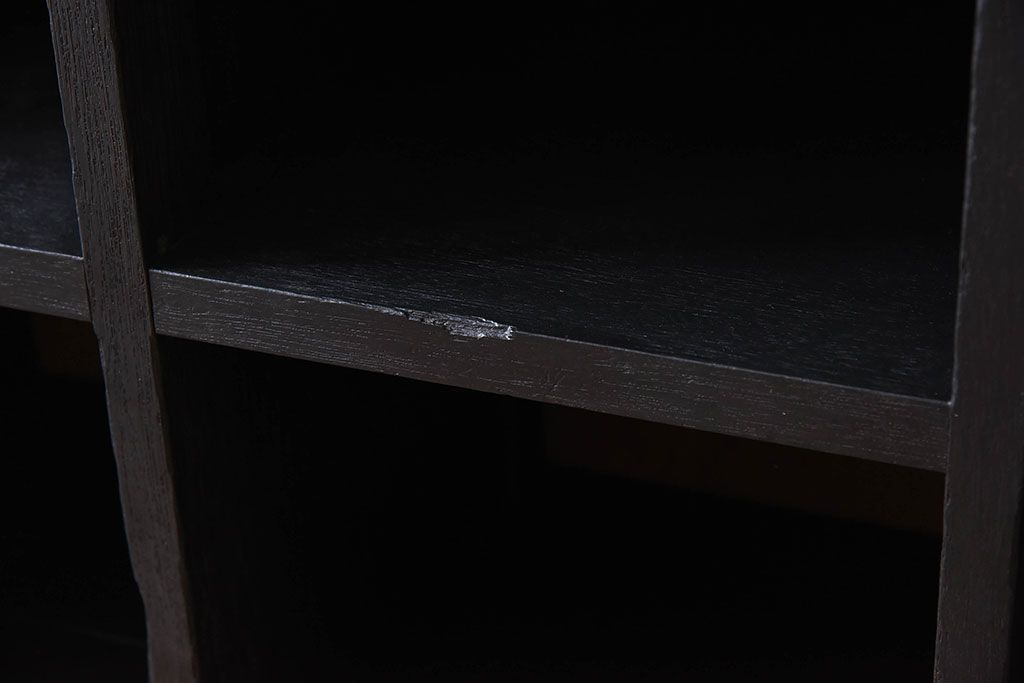 レトロ家具　縦型　艶消しブラックペイント　シンプルでレトロな脚付きマス目棚(収納棚、飾り棚)